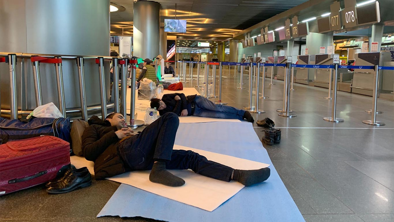 Поспать в москве. Застряли в аэропорту. Ситуации в аэропорту. Люди в аэропорту Домодедово. Живет в аэропорту.